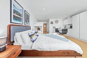 伦敦1 BR Flat Piccadilly Sleep 7 in London VR10的一间带大床的卧室和一间厨房