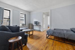 纽约Live Upper Manhattan on a Budget的客厅配有沙发和1张床