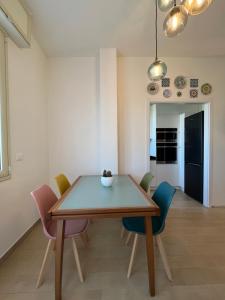 雷诺河畔卡萨莱基奥Appartamento da Francesca的一间带木桌和椅子的用餐室
