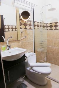 TaiyibaPlaza View Hostel的一间带卫生间和水槽的浴室
