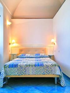 阿马尔菲Casa Vacanze La Rosa Del Mare的一间卧室配有一张蓝色的床