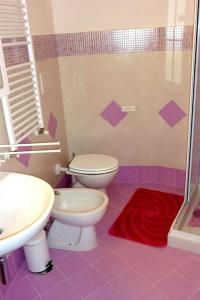 阿马尔菲Casa Vacanze La Rosa Del Mare的紫色浴室设有卫生间和水槽