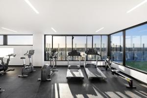吉朗Quest Geelong Central的大楼内带跑步机和机器的健身房
