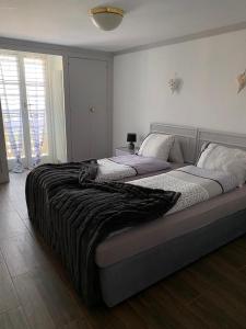 DärligenLake Rooms的一间卧室配有两张床,床上有毯子