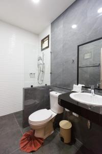 清迈Radateeree Boutique Resort的一间带卫生间和水槽的浴室