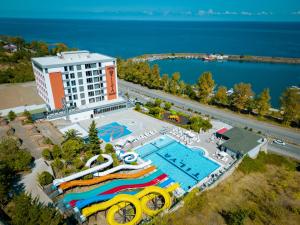 特拉布宗提莉亚度假酒店的享有带游泳池的度假村的空中景致