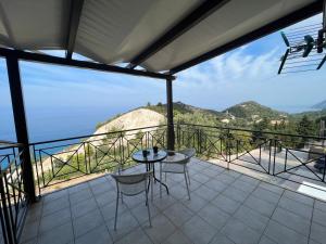 阿约斯尼奇塔斯拉卡萨德艾琳旅馆 的设有一个配有桌椅并享有美景的阳台。