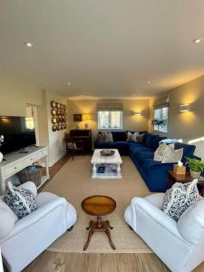 法纳姆Northbrook Cottage, Farnham, up to 8 adults的客厅配有两张沙发和一张蓝色的沙发