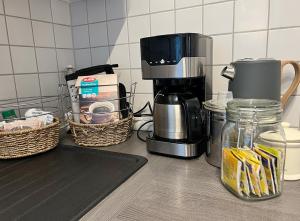 爱尔福特Atelierwohnung mit Parkblick的厨房台面上的一个咖啡壶