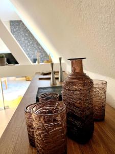 爱尔福特Atelierwohnung mit Parkblick的一组眼镜和一张桌子上的花瓶