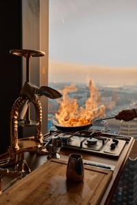哥德堡Clarion Hotel Draken的厨房配有带火焰的炉灶烤箱