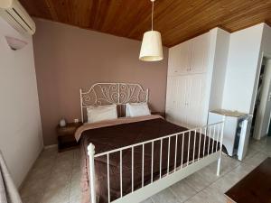 阿约斯尼奇塔斯拉卡萨德艾琳旅馆 的一间卧室配有一张带白色婴儿床的床