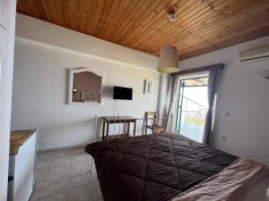 阿约斯尼奇塔斯拉卡萨德艾琳旅馆 的一间卧室配有一张床、一张桌子和一个窗户。