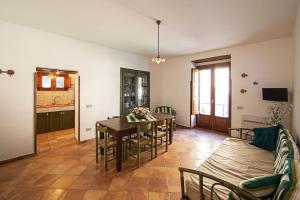 康加德马里尼Borgo di Conca的客厅配有桌子和沙发