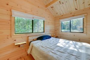 FranklinCatskills Tiny Home Cabin Surrounded by Nature!的小木屋内一间卧室,配有一张床