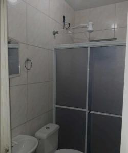 弗洛里亚诺波利斯Pousada & Hostel Mar dos Ingleses的带淋浴、卫生间和盥洗盆的浴室