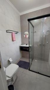 索罗卡巴Lindo estúdio perto do Hospital BOS Sorocaba (3)的带淋浴、卫生间和盥洗盆的浴室