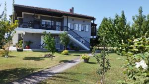 卡兰巴卡Meteora countryside villa的前面有花园的房子