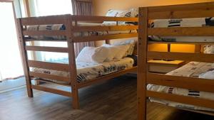 洋滨市Lighthouse Suites Inn的双层床间 - 带两张双层床