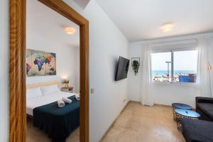 福恩吉罗拉Madeinterranean Beach- Higueron Front Line Apartment的一间卧室配有一张床,享有海景