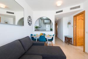 福恩吉罗拉Madeinterranean Beach- Higueron Front Line Apartment的客厅配有沙发和桌子