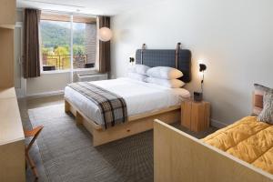 布恩Rhode's Motor Lodge的一间卧室设有一张大床和一个窗户。