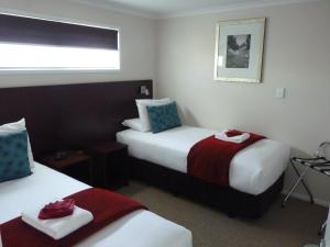 汉密尔顿阿斯特拉汽车旅馆的酒店客房设有两张床和窗户。