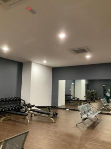 加影Vista Bangi NAQ Homestay - Studio Near UKM的一间健身房,里面配有数台跑步机和椅子