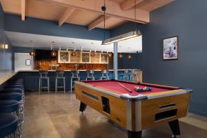 布恩Rhode's Motor Lodge的带酒吧的客房内的台球桌