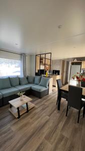 基伯龙Mobil home 3 chambres 40 m2的客厅配有蓝色的沙发和桌子