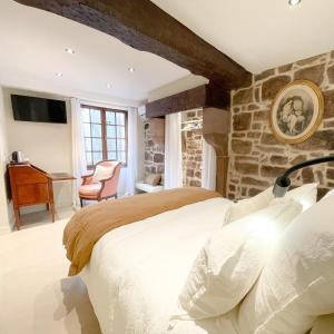 圣让皮耶德波尔易博尔纳特住宿加早餐旅馆的一间卧室设有一张床和石墙