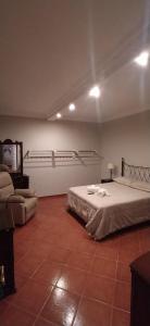 La GuanchaCasa Los Guanches的客房设有床、沙发和电视。