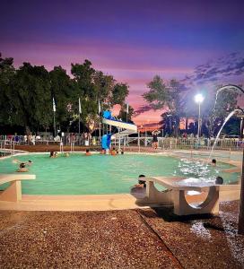 泰马斯德瓜维尤Cabañas Tacuabe的夜间在游泳池里与人同住的水上公园