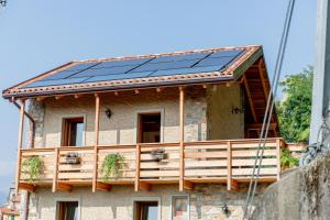 德尔维奥Green Chalet Scalotta - Nature Relax Lake View的屋顶上设有太阳能电池板的房子