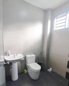双溪大年Marvelous Homestay SP Kedah的浴室配有白色卫生间和盥洗盆。