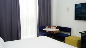 庞塞Aloft Ponce Hotel & Casino的配有床、桌子和椅子的房间