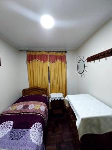 波托西Residencial 10 de Noviembre的一间卧室设有两张床和窗户。
