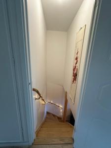 哥德堡Spacious private room in a shared Vegan Apartment的走廊上设有楼梯间、楼梯栏杆和门