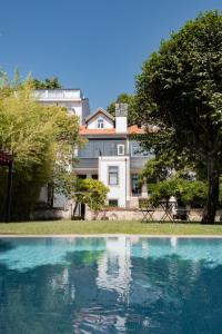 波尔图Marquês Garden House by Olivia的大楼前的游泳池