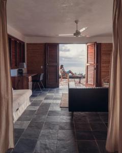 Monte RojoHacienda Cocuyo的带沙发的客厅,享有海景