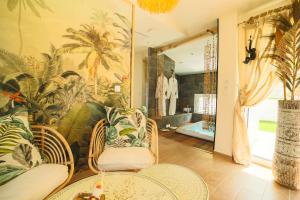 马赛Ô Balinais mini villa avec spa et piscine privatif的一间带桌椅的房间和一间浴室
