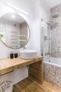卡托维兹Nowe Ptasie, Osiedle Ptasie, apartment 30, NEW - LUX - FREE PARKING的一间带水槽和镜子的浴室