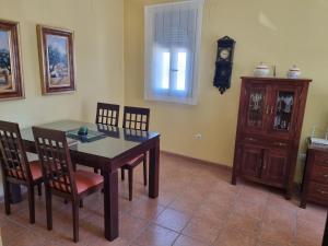 拜纳Casa Hidalgo的一间带桌椅和时钟的用餐室