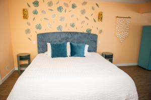 克利尔沃特Sunburst Inn- Indian Shores Beach的卧室配有带蓝色枕头的大型白色床