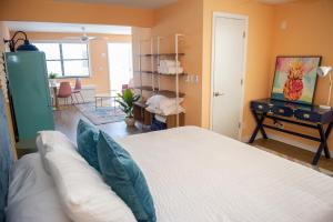 克利尔沃特Sunburst Inn- Indian Shores Beach的一间卧室设有一张床和一间客厅。