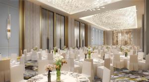 吉隆坡Crowne Plaza Kuala Lumpur City Centre, an IHG Hotel的宴会厅配有白色的桌子和白色的椅子