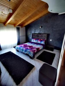 博尔沙Vila Bijou的一间卧室配有一张床和一把椅子