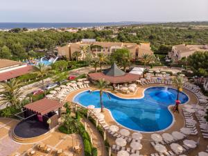 卡兰博希Zafiro Menorca的享有带游泳池的度假村的空中景致