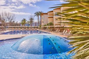 阿尔库迪亚港扎菲罗热带公寓的大楼前带蓝色水滑梯的游泳池