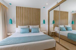 帕尔马诺瓦Zafiro Palmanova的一间卧室配有两张带蓝色枕头的床
